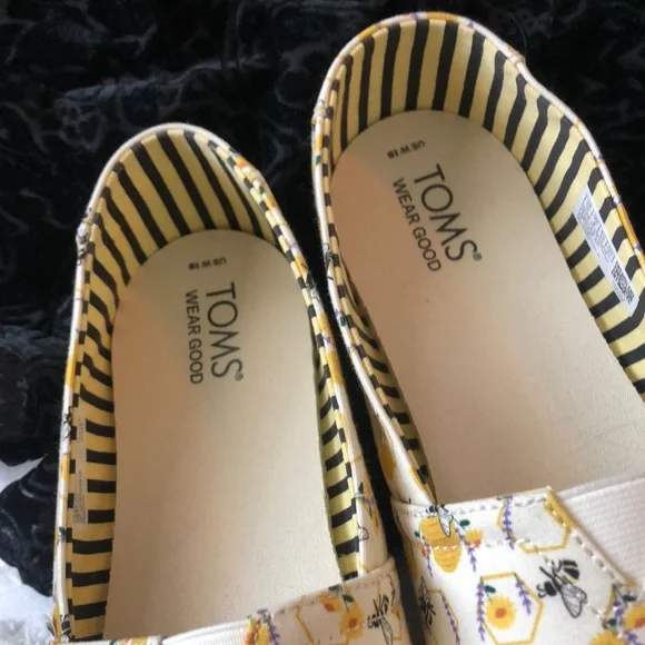 TOMS Womens Yellow and Cream Bee Pattern Slippers - Picture 4 of 7
